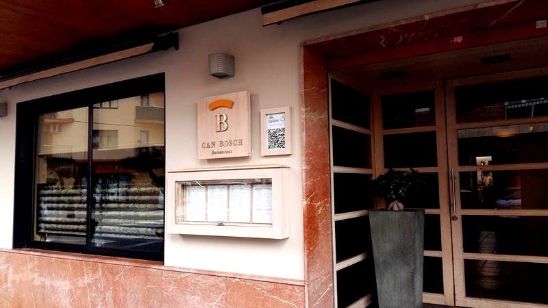The entrance of Can Bosch in Cambrils, with its name plaque by the door