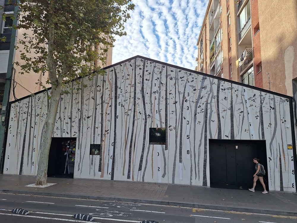 The tree-painted front of Cocina Hermanos Torres in Les Corts, Barcelona