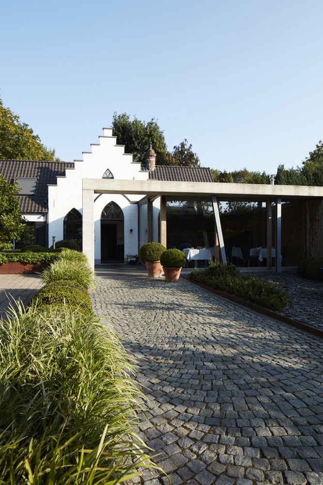 The entrance courtyard of De Jonkman in Sint-Kruis, Bruges