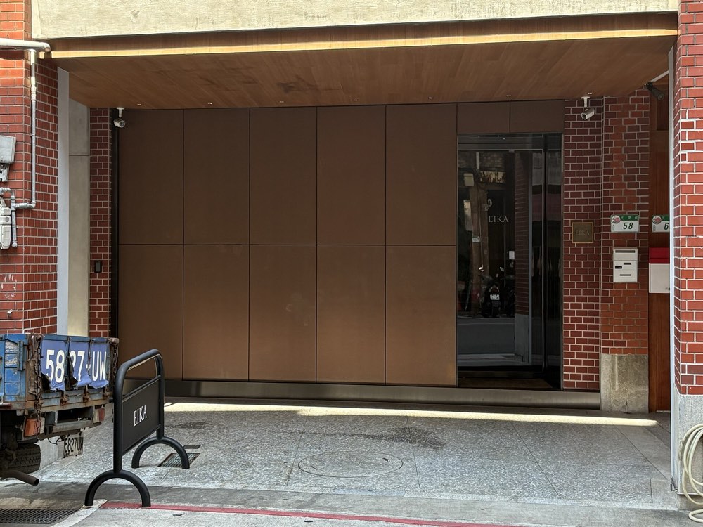 The entrance of Eika in Datong, Taipei, with its name on a stand by the door