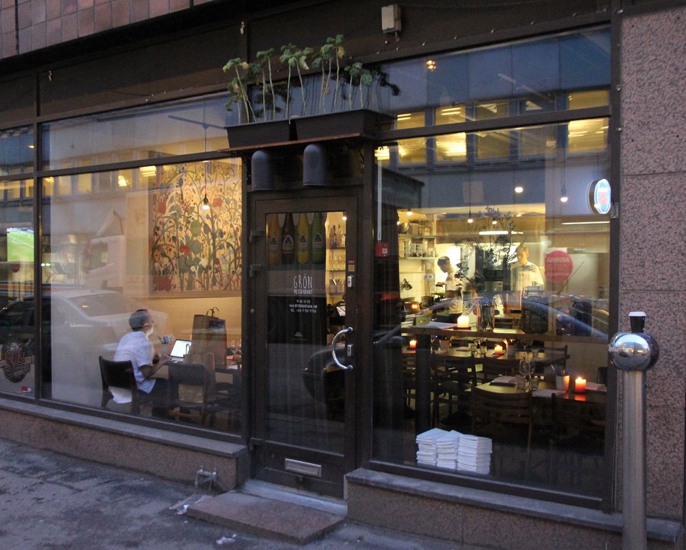 The front windows of Restaurant Grön on Albertinkatu, Helsinki