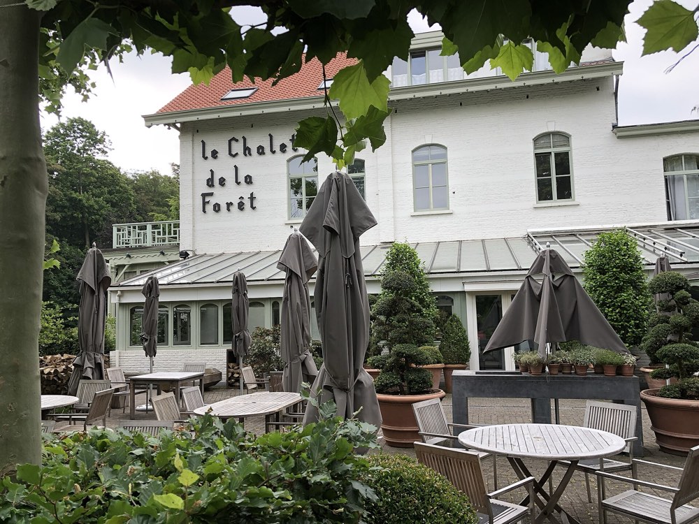 Le Chalet de la Forêt in Uccle, with its name on the white building and its terrace