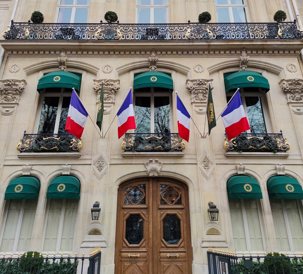 The front of Le Clarence at 31 avenue Franklin-D.-Roosevelt, Paris, with flags and green awnings