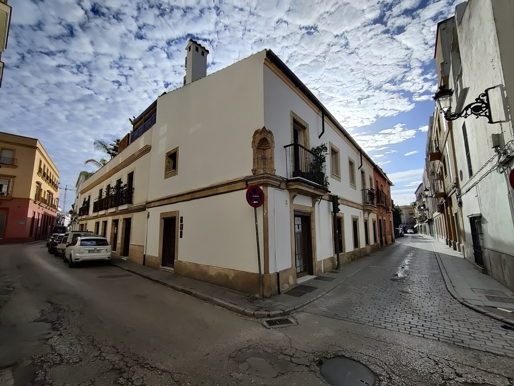 The corner building of LÚ Cocina y Alma in Jerez de la Frontera