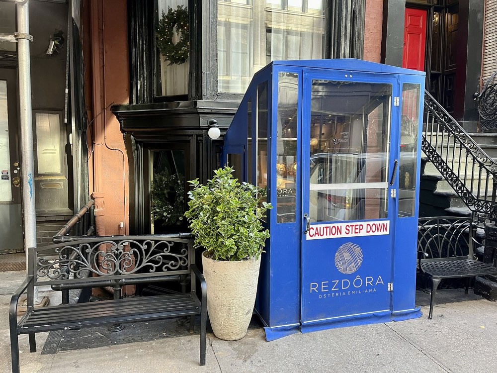 The blue entrance booth of Rezdôra on East 20th Street, New York