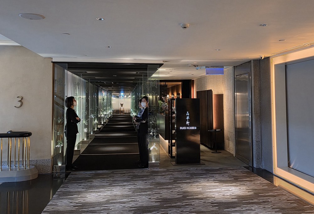 The corridor leading to Silks House in the Regent Taipei