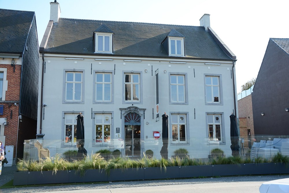 The white double house of Sir Kwinten at Markt 9, Sint-Kwintens-Lennik